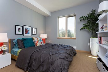Live In Cozy Bedrooms at Tivalli, Lynwood